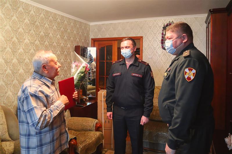 На Кубани сотрудники и военнослужащие Росгвардии поздравили ветерана Великой Отечественной войны с 93-летием (видео)