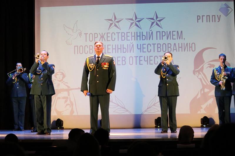 Ансамбль песни и пляски Уральского округа Росгвардии выступил на концерте в Екатеринбурге, посвященном Героям Отечества 
