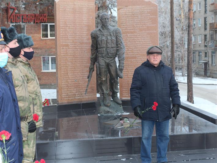 В Ангарске ветераны, сотрудники и военнослужащие Росгвардии почтили память Героев Отечества