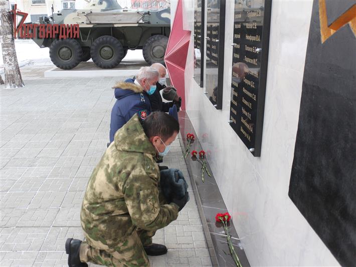 В Ангарске ветераны, сотрудники и военнослужащие Росгвардии почтили память Героев Отечества