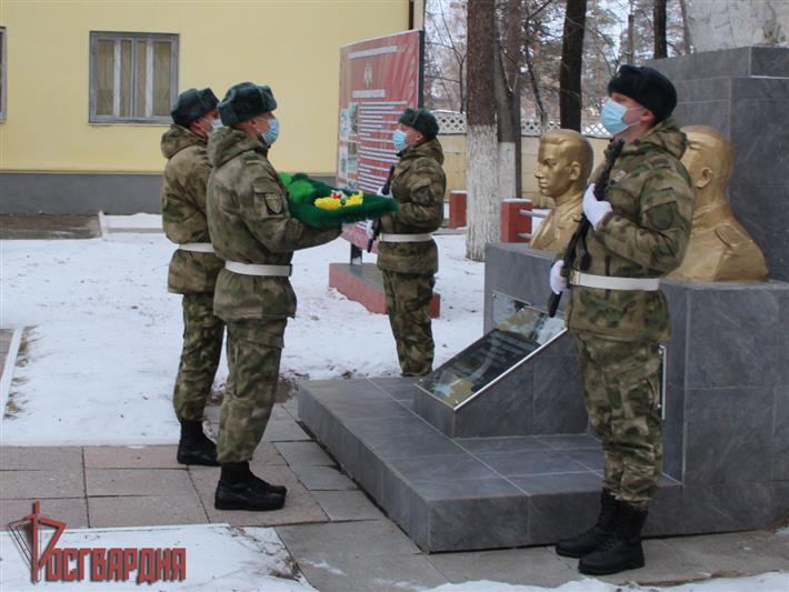 В Ангарске ветераны, сотрудники и военнослужащие Росгвардии почтили память Героев Отечества