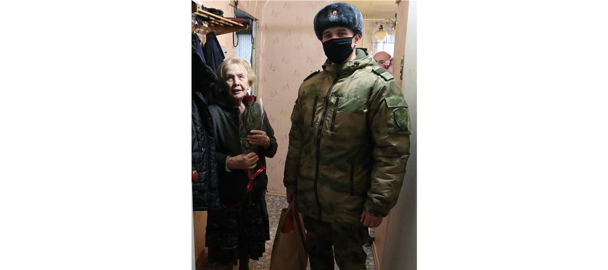 Военнослужащие Северо-Западного округа Росгвардии поздравили с наступающим Новым годом ветеранов войны и жителей блокадного Ленинграда