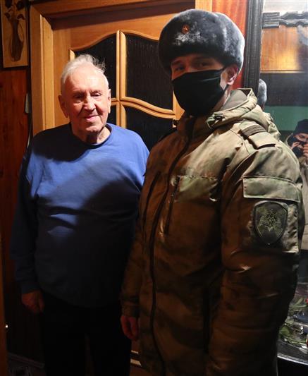 Военнослужащие Северо-Западного округа Росгвардии поздравили с наступающим Новым годом ветеранов войны и жителей блокадного Ленинграда