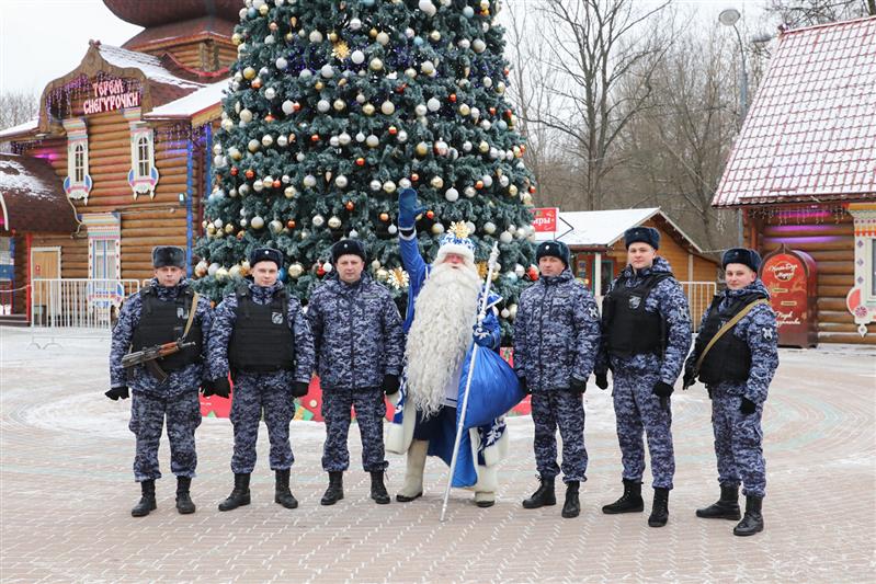 Столичные росгвардейцы помогли Деду Морозу вернуть похищенный у него мешок с подарками