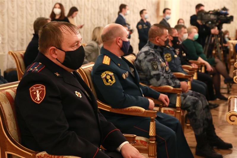 Росгвардейцы, спасшие людей в Челябинской области, награждены медалью уполномоченного по правам человека в регионе