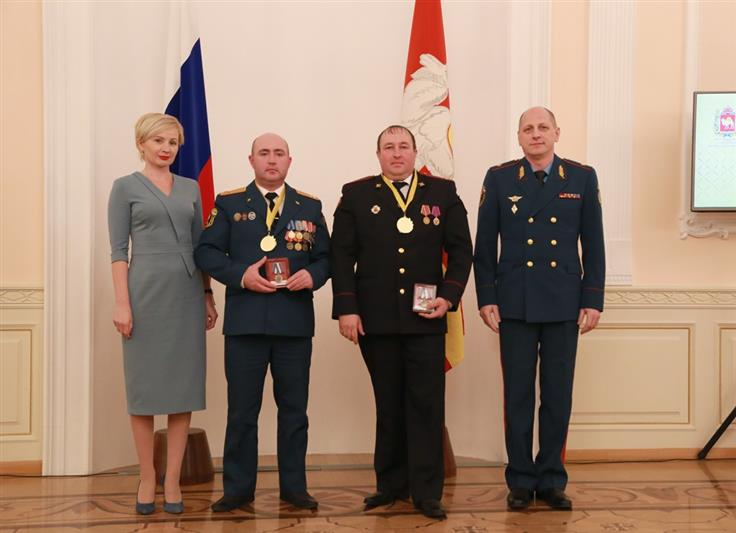 Росгвардейцы, спасшие людей в Челябинской области, награждены медалью уполномоченного по правам человека в регионе