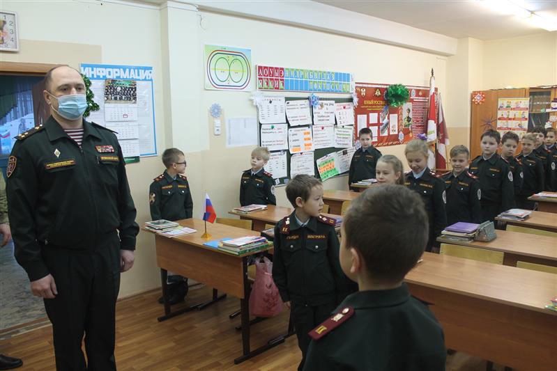 Военнослужащие тольяттинского центра подготовки личного состава Росгвардии поздравили своих подшефных с наступающим Новым Годом
