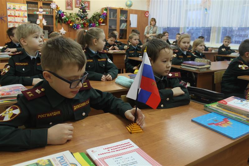 Военнослужащие тольяттинского центра подготовки личного состава Росгвардии поздравили своих подшефных с наступающим Новым Годом