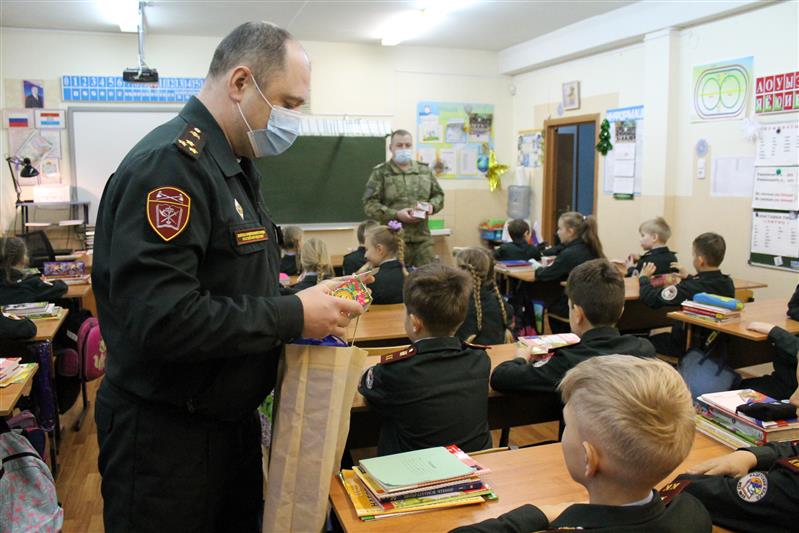 Военнослужащие тольяттинского центра подготовки личного состава Росгвардии поздравили своих подшефных с наступающим Новым Годом