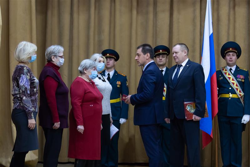 В воинской части Росгвардии в Новосибирске состоялась церемония передачи награды фронтовика на хранение его дочери