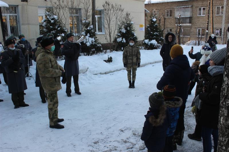 Военнослужащие калиновского соединения Росгвардии поздравили детей из подшефных социальных учреждений с Новым годом