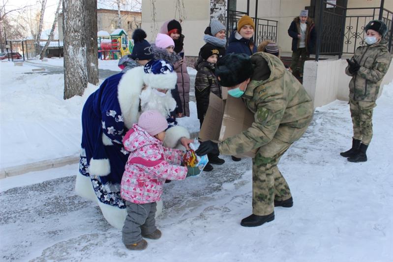 Военнослужащие калиновского соединения Росгвардии поздравили детей из подшефных социальных учреждений с Новым годом