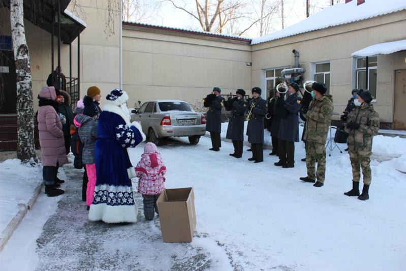 Военнослужащие калиновского соединения Росгвардии поздравили детей из подшефных социальных учреждений с Новым годом