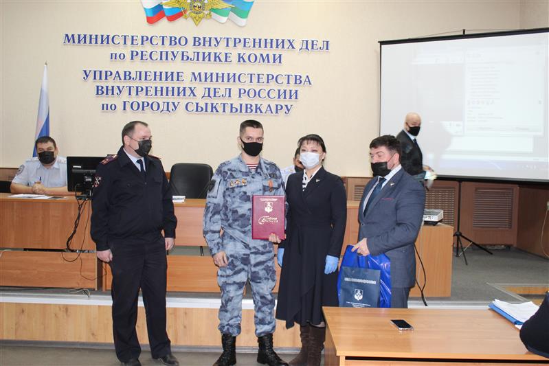 В Сыктывкаре сотрудникам ОМОН вручили награды за спасение людей на пожаре