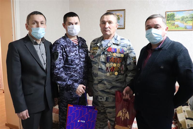 Представители Управления Росгвардии по Республике Марий Эл поздравили ветеранов службы с наступающим Новым годом