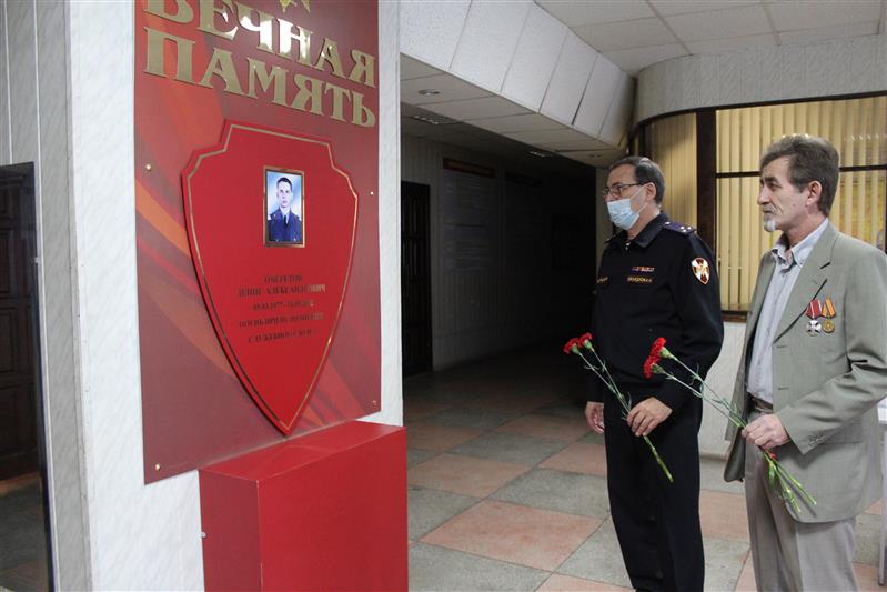 В День Героев Отечества в Саратове росгвардейцы встретились с кавалером ордена Мужества