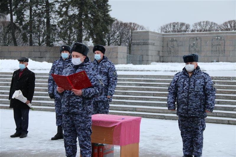 В Санкт-Петербурге молодые сотрудники вневедомственной охраны Росгвардии присягнули на верность Родине