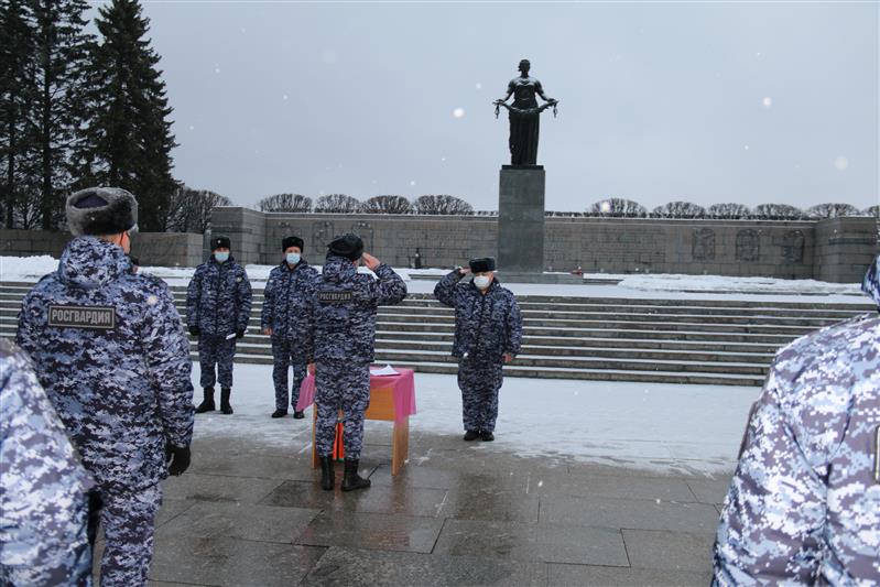 В Санкт-Петербурге молодые сотрудники вневедомственной охраны Росгвардии присягнули на верность Родине