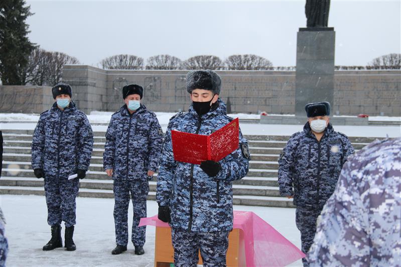 В Санкт-Петербурге молодые сотрудники вневедомственной охраны Росгвардии присягнули на верность Родине