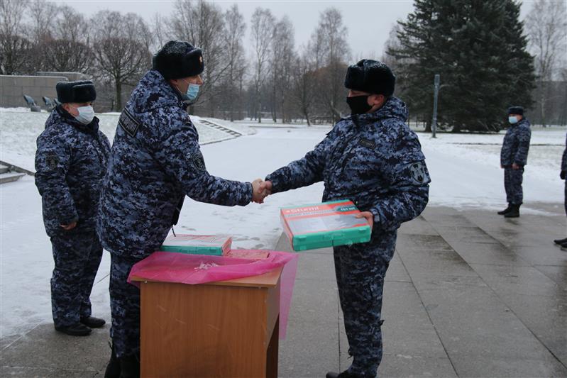  Сотрудники Росгвардии поощрены ценными подарками за содействие в  эвакуации пациентов больницы во время пожара