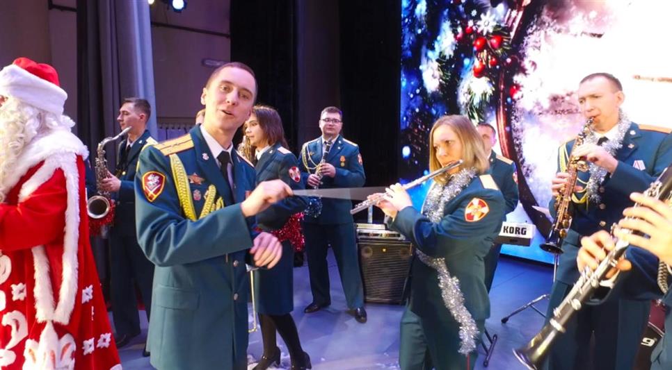 Военный оркестр Северо-Кавказского округа Росгвардии поздравил жителей региона с наступающим Новым годом (видео)