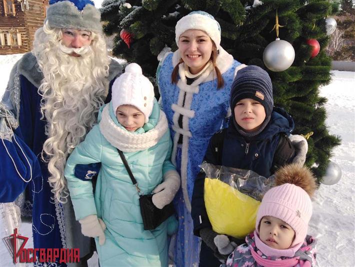В Приангарье Дед Мороз и Снегурочка поздравили с наступающим праздником семьи росгвардейцев, в которых воспитываются дети с ограниченными возможностями 