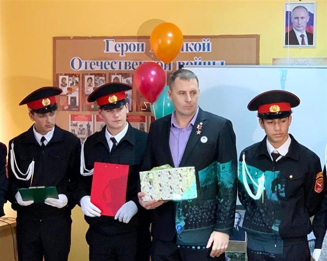 Кавалер Золотой звезды Артем Катунькин встретился с ялтинскими школьниками