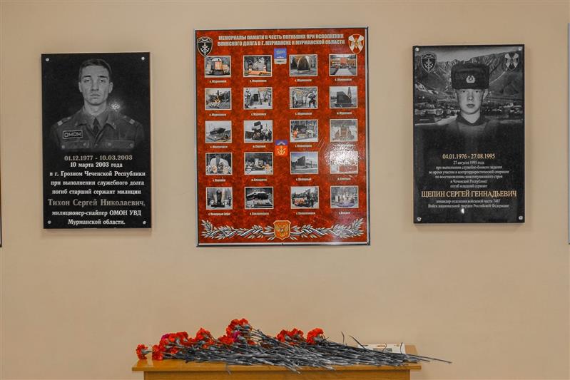 В североморской школе открыли мемориальные доски сотруднику ОМОН и воину правопорядка, погибшим на Северном Кавказе