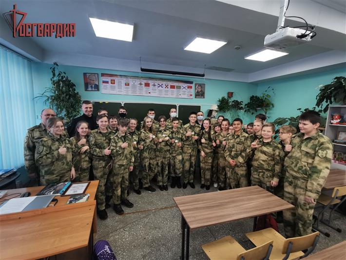 В Иркутске лучшим ученикам из класса Росгвардии вручили первые звания 