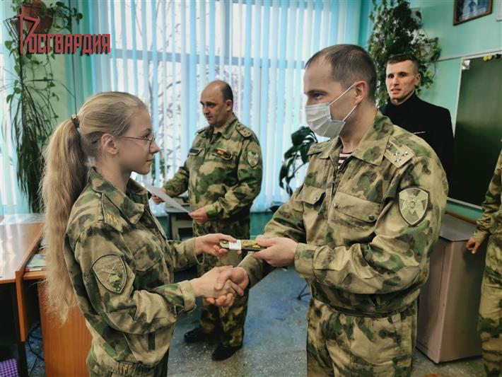 В Иркутске лучшим ученикам из класса Росгвардии вручили первые звания 