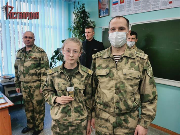 В Иркутске лучшим ученикам из класса Росгвардии вручили первые звания 