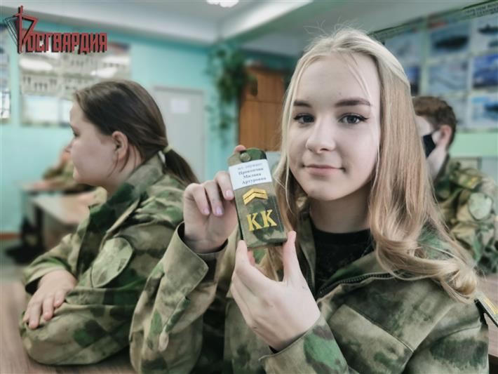В Иркутске лучшим ученикам из класса Росгвардии вручили первые звания 