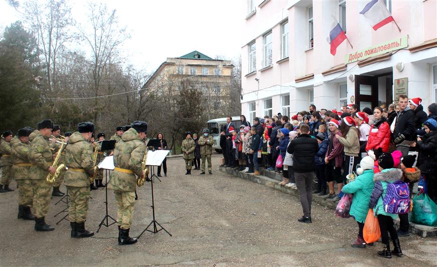 Военнослужащие Росгвардии подготовили музыкальный подарок для ребят из подшефного интерната в Симферополе