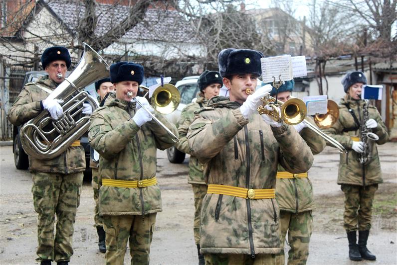 В Керчи военнослужащие Росгвардии поздравили с 95-летием ветерана Великой Отечественной войны Николая Дмитриевича Головина