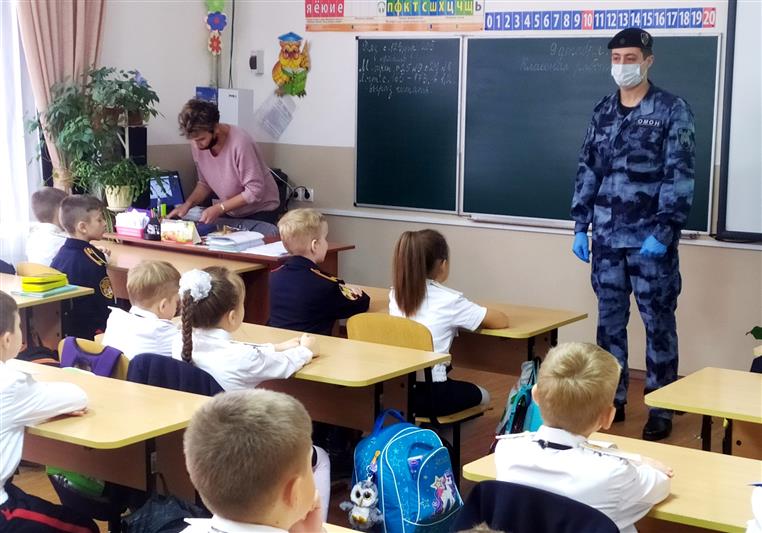 В День Героев Отечества Росгвардия провела тематические мероприятия для учащихся подшефных школ в Крыму