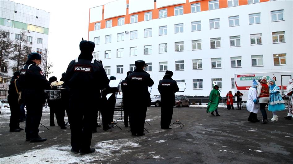 В Челябинске музыканты Росгвардии выступили с новогодней программой под окнами детской больницы (видео)