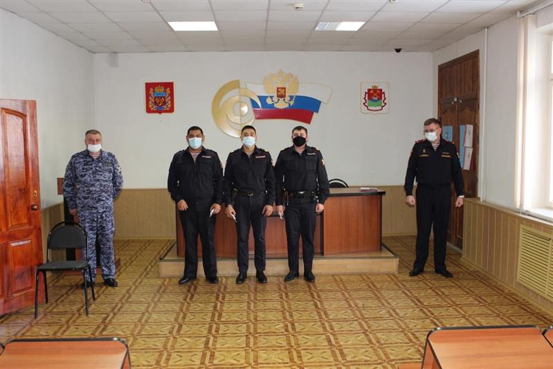 В Оренбуржье сотрудникам Росгвардии вручили награды за спасение людей на пожаре