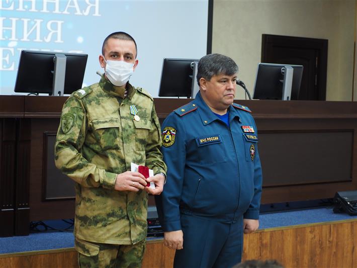 Белгородского росгвардейца наградили ведомственной медалью МЧС - «За спасение погибающих на водах»