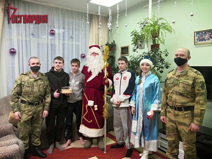 В Ангарске военнослужащие Росгвардии поздравили с наступающими праздниками детей-сирот 