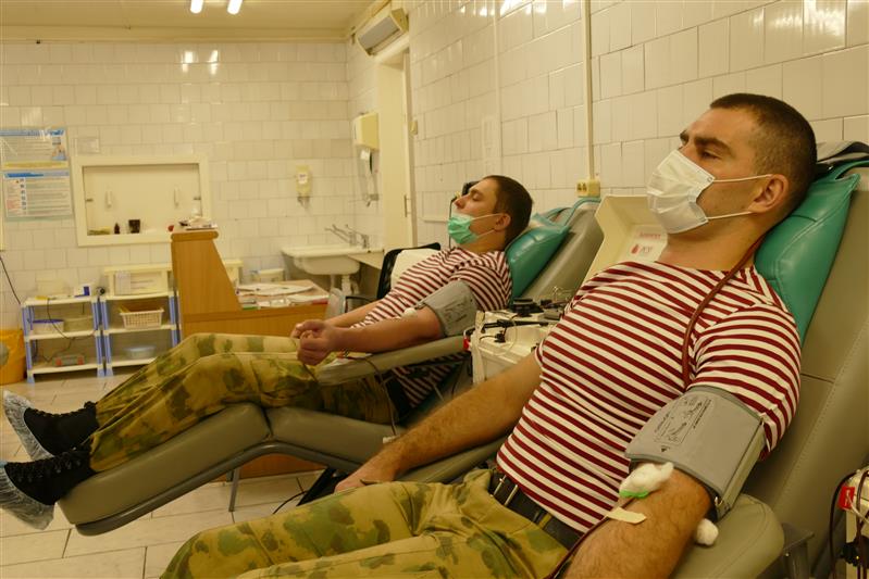 В Омске военнослужащие Росгвардии пополнили банк крови медицинских учреждений региона
