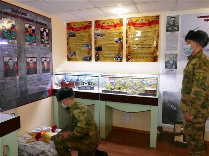 В Сибирском округе Росгвардии проходят памятные мероприятия, приуроченные ко Дню Героев Отечества