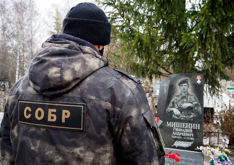 Сотрудники белгородского СОБР почтили память погибшего офицера отряда