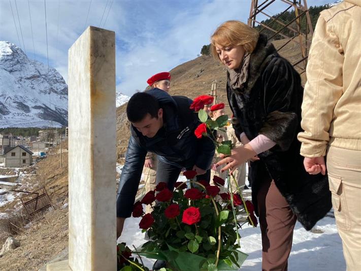В Кабардино-Балкарии росгвардейцы почтили память журналистов, погибших при исполнении профессиональных обязанностей (видео)