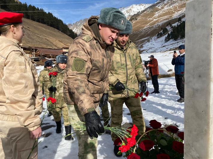 В Кабардино-Балкарии росгвардейцы почтили память журналистов, погибших при исполнении профессиональных обязанностей (видео)