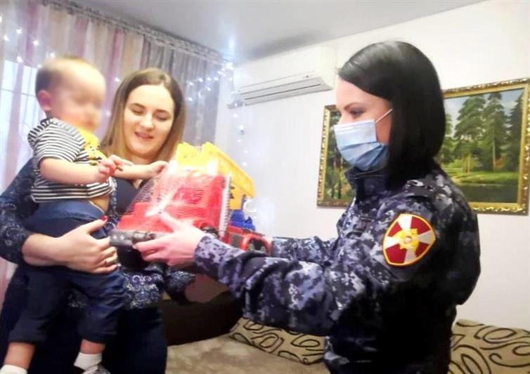 Волгоградские росгвардейцы вместе с тележурналистами пришли на помощь больному ребенку