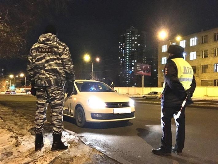 ОМОН Росгвардии оказал содействие госавтоинспекторам в рейде по пресечению грубых нарушений ПДД в Екатеринбурге