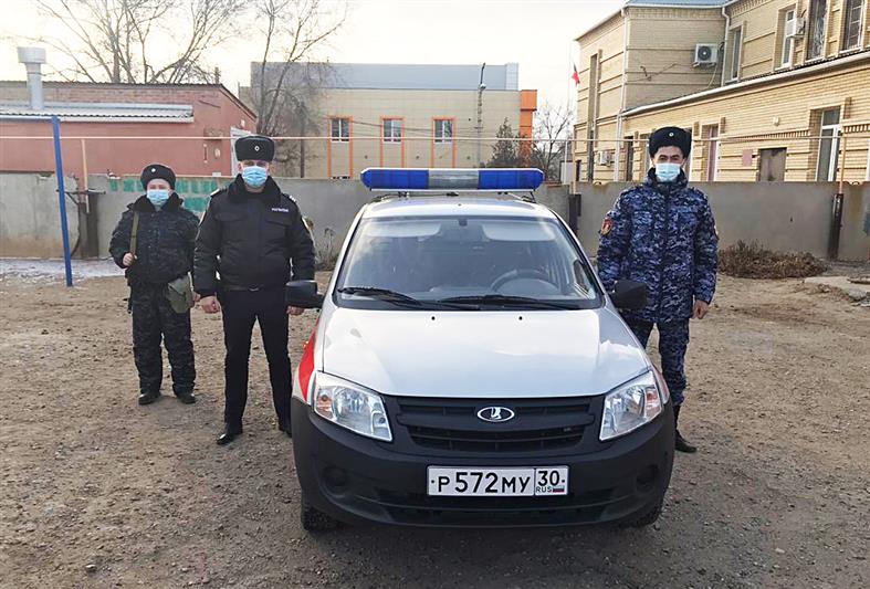 В Астраханской области сотрудники Росгвардии помогли пенсионерке