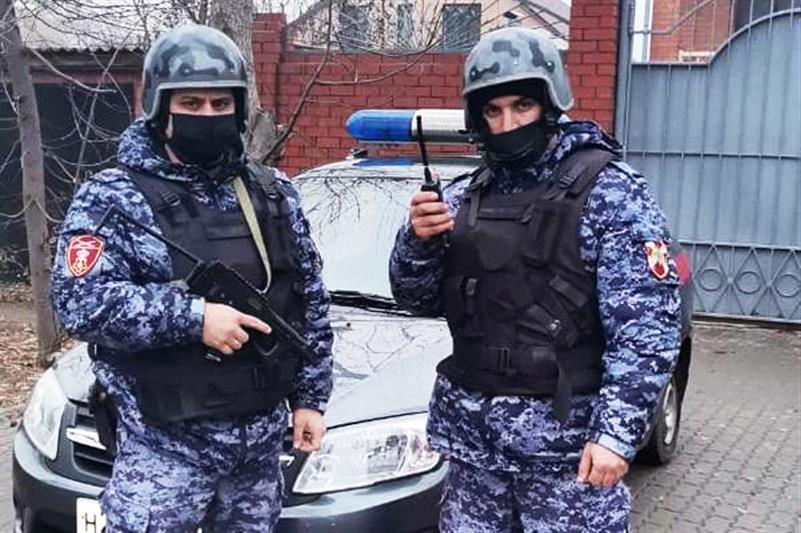 В Ростове-на-Дону сотрудники Росгвардии задержали правонарушителя, пытавшегося скрыться на автомобиле