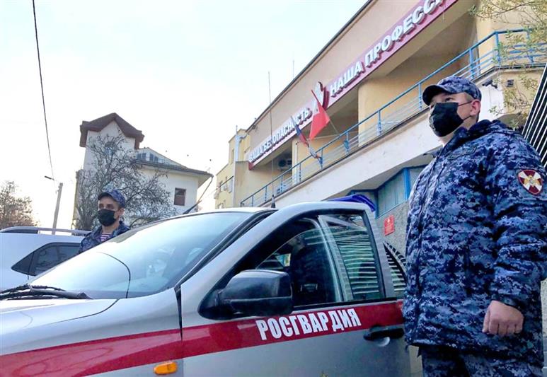 В Севастополе росгвардейцы передали полиции нетрезвого виновника ДТП