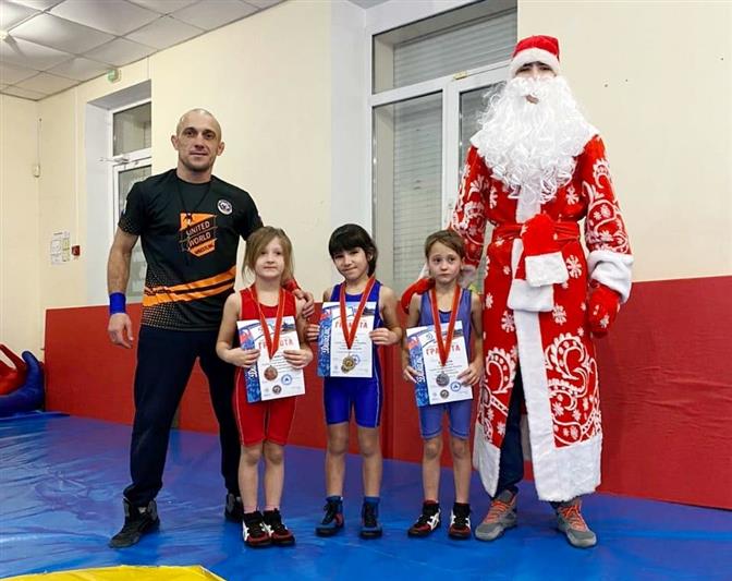Дети из Астрахани и Севастополя стали первыми, кого в Южном федеральном округе поздравил росгвардейский Дед Мороз